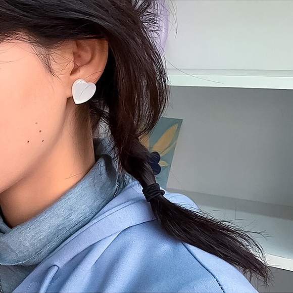 🔵𝟲𝟱%𝗢𝗙𝗙 𝗯𝘂𝗻𝗱𝗹𝗲𝘀 𝟯+🔵 NEW Large White Heart Acrylic Stud Earrings - Picture 6 of 10